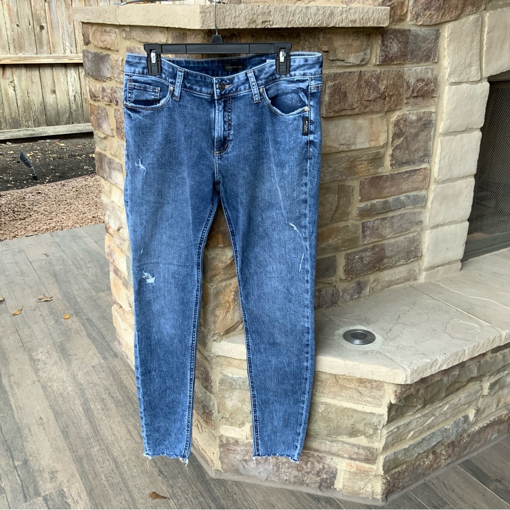 Silver Jeans Co Elyse SKinny Jeans Size W31/L31. Medium Wash, Some Distressing